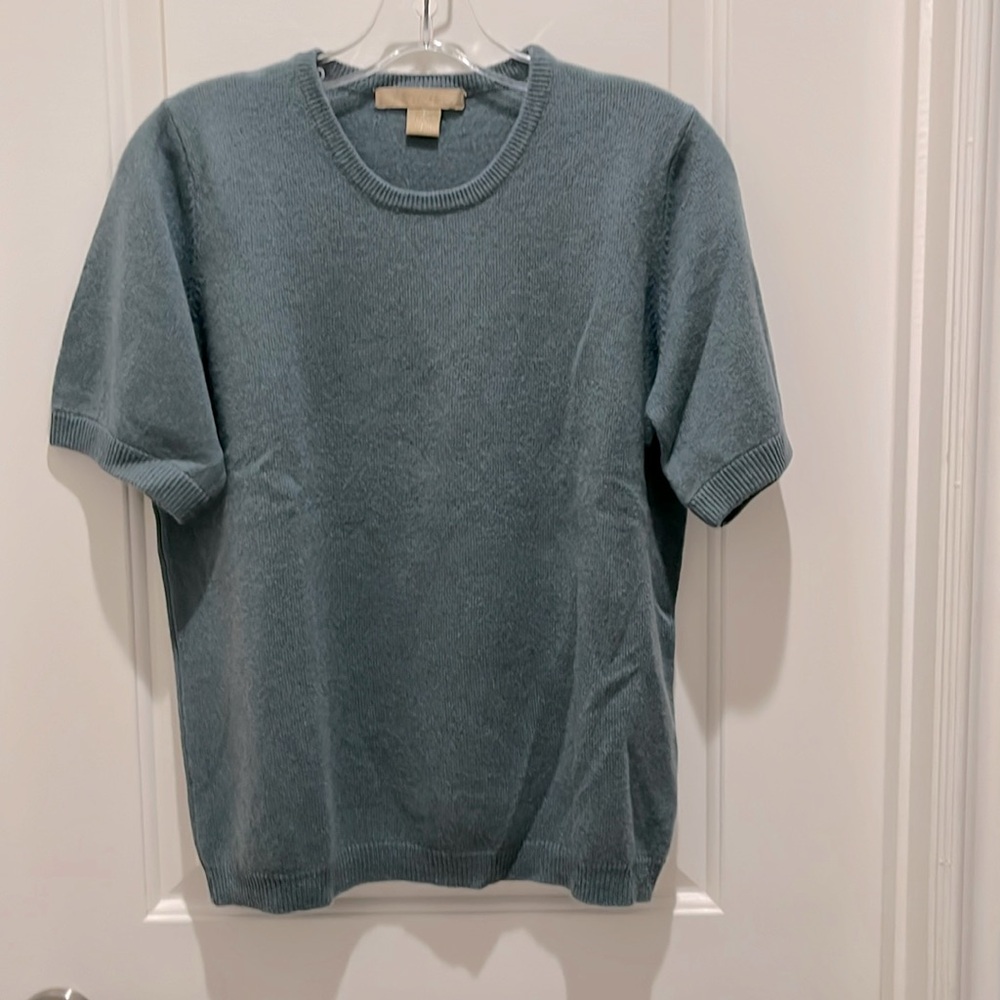Short sleeve cashmere sweater top short sleeves lightly worn classic style Small